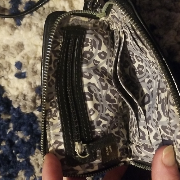 Coach poppy wristlet comes with black coach tag silver writing over black - Picture 6 of 7